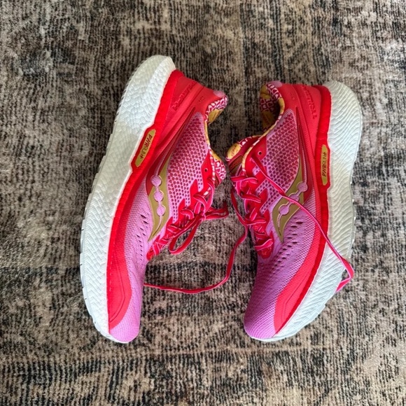 Saucony Women’s Triumph 18 'Galentine's Day' Hot Pink/Red
size 8.5 - Picture 5 of 12